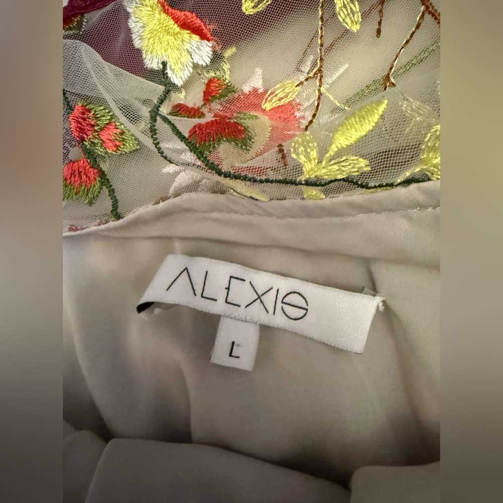 Alexis Kylie Embroidered Cold-Shoulder Romper floral embroidery ruffled sleeves - Picture 5 of 6
